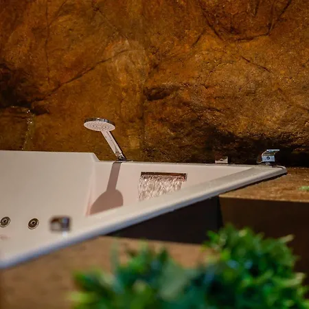 Apartment Le Demeure De Poulpican: Romantic Jacuzzi Near Beach *