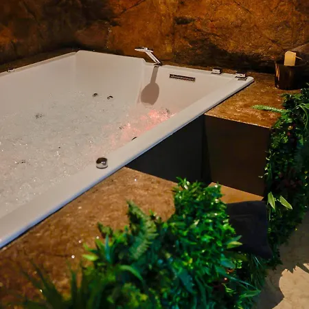 Le Demeure De Poulpican: Romantic Jacuzzi Near Beach Apartment